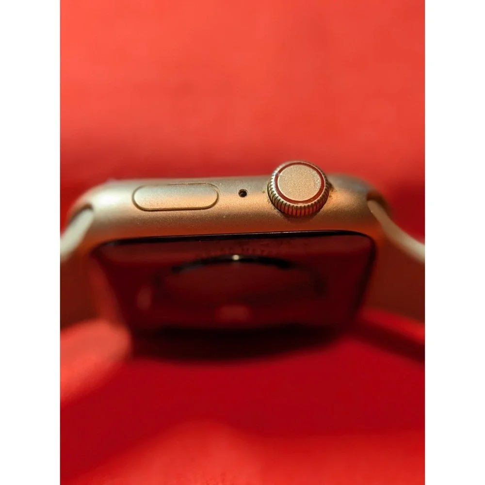 LOCKED Apple Watch Series SE 44mm Gold Aluminium Case Working